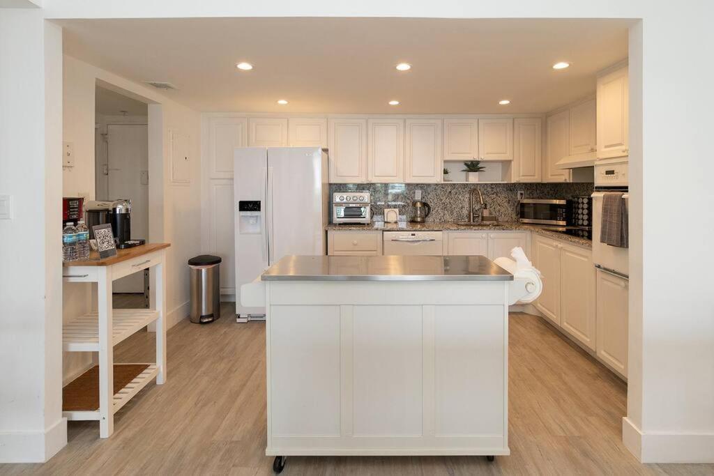 Stunning & Spacious Resort-Style Condo Across From Beach! Miami Beach Exterior photo