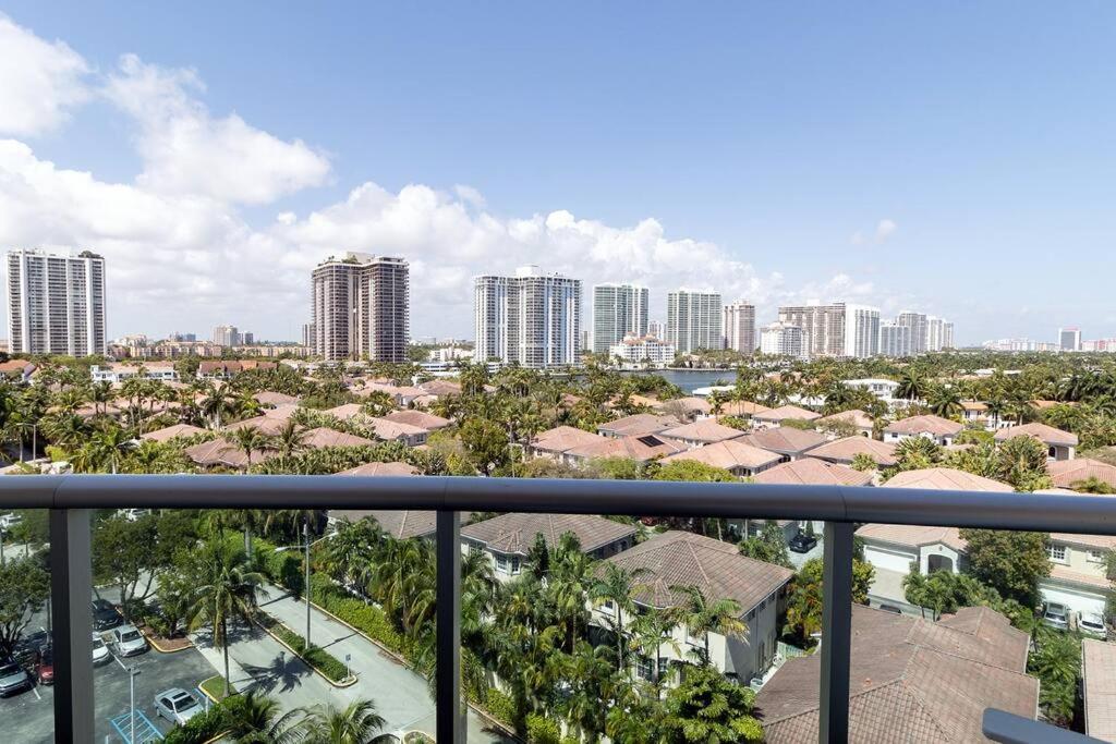 Stunning & Spacious Resort-Style Condo Across From Beach! Miami Beach Exterior photo